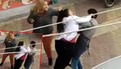 İki kız kardeş telefon numaralarını isteyen çocuğu dövdü