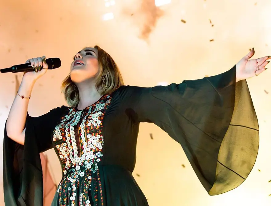 Adele'in babası komşusundan şikayetçi oldu: Kızımın şarkılarını söyleme! 