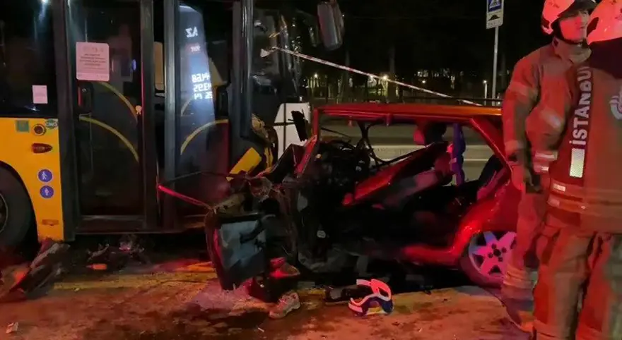 İstanbul'da feci kaza: Otomobil İETT otobüsüyle çarpıştı, 2 kişi öldü 6