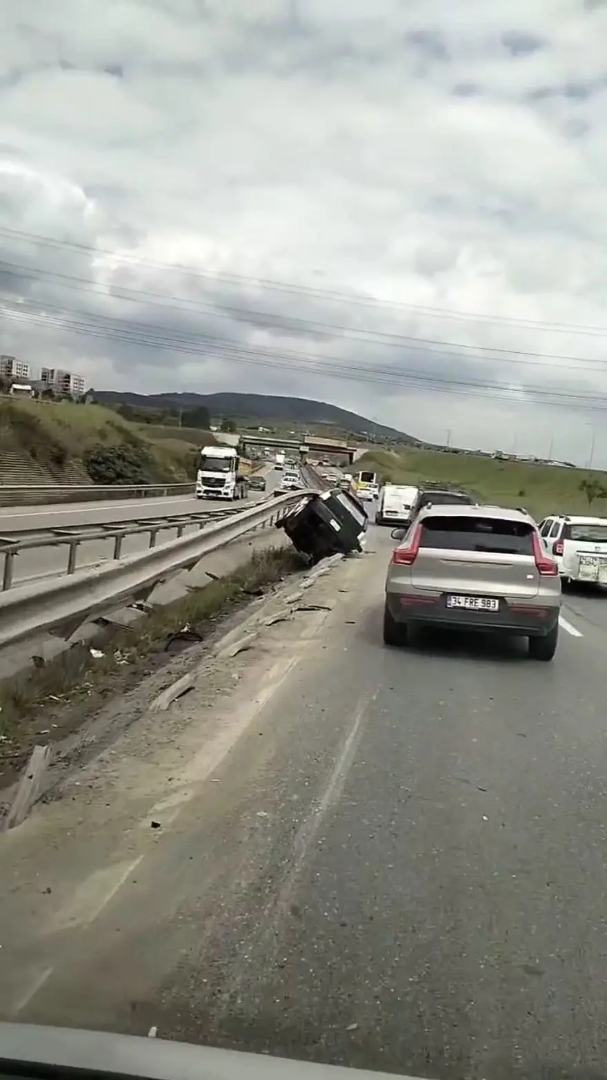 Şile Otoyolu’nda kaza:Otomobil yol ile bariyer arasında sıkıştı 4
