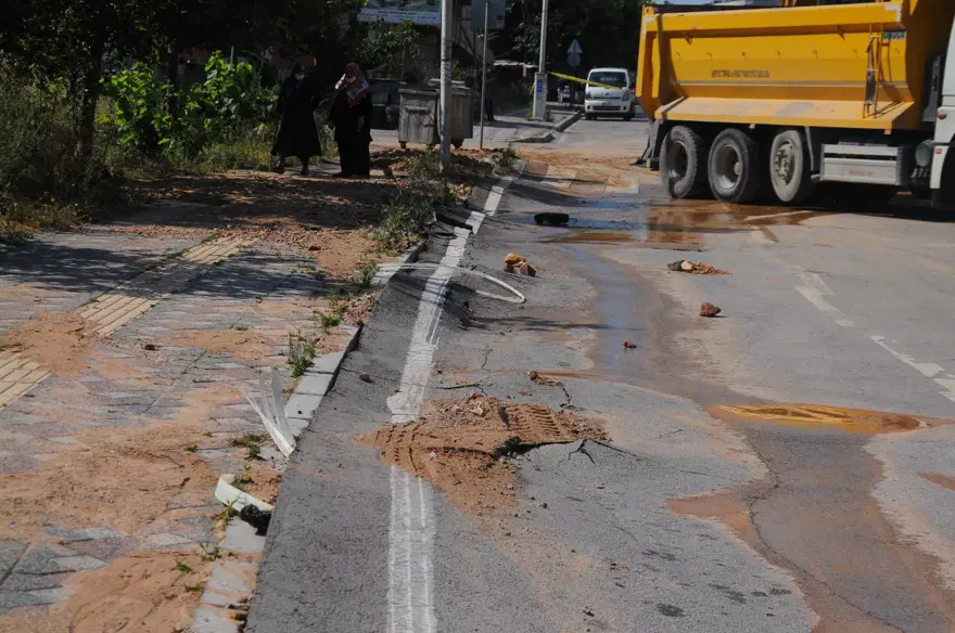Kocaeli Gebze'de su borusu patladı, evleri su bastı 11
