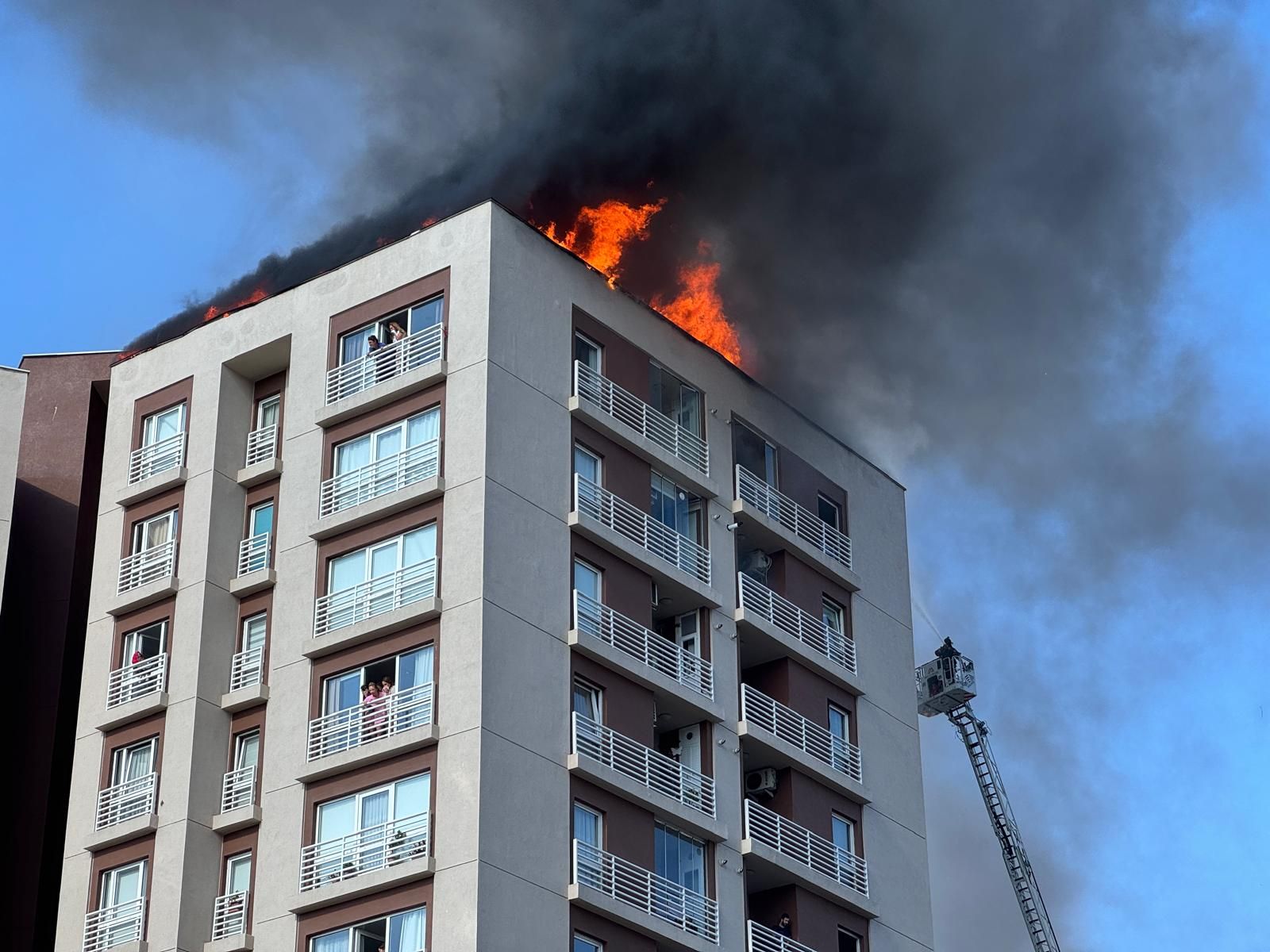 Bağcılar'da apartman yangını: Vatandaşlar tahliye edildi