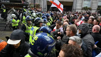 İngiltere'de aşırı sağcılar sokaklara döküldü: 25 kişi gözaltında