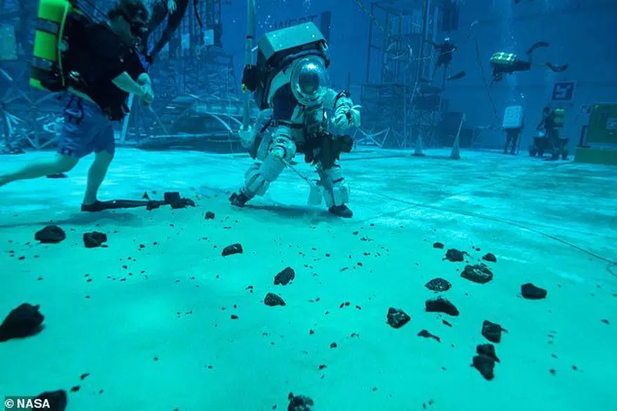 NASA Ay'da kullanılacak astronot kıyafetlerini test etmeye başladı 1