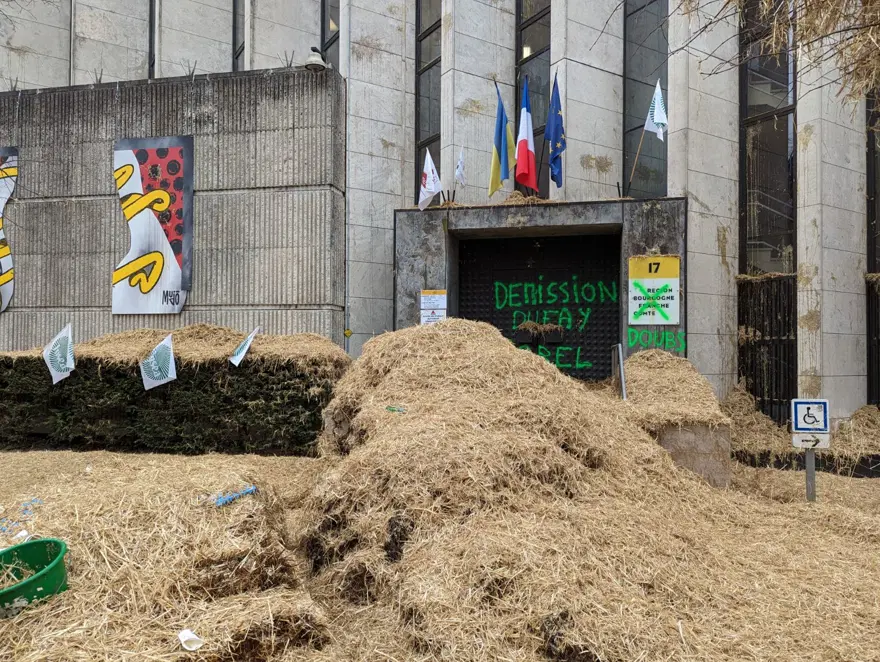 Fransa'da ödemeleri geciken çiftçilerden gübreli protesto 2