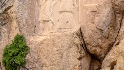 Defineciler 2 bin yıllık eserleri parçaladı