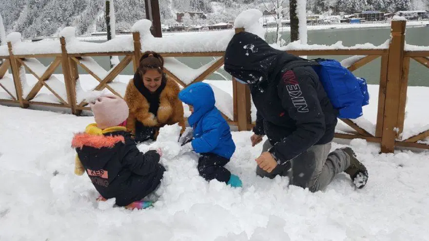 Uzungöl beyaza büründü, seyrine doyumsuz manzaralar oluştu 3