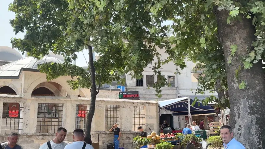 İstanbul’daki463 yıllık tarihi camide tepki çeken görüntü 