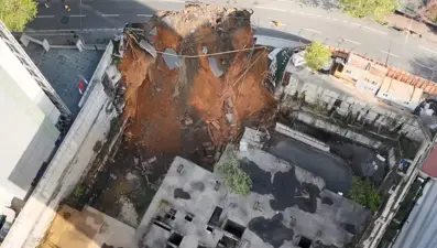 Sarıyer'de yol çöktü: Cadde trafiğe kapatıldı