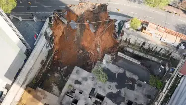 Sarıyer'de yol çöktü: Cadde trafiğe kapatıldı