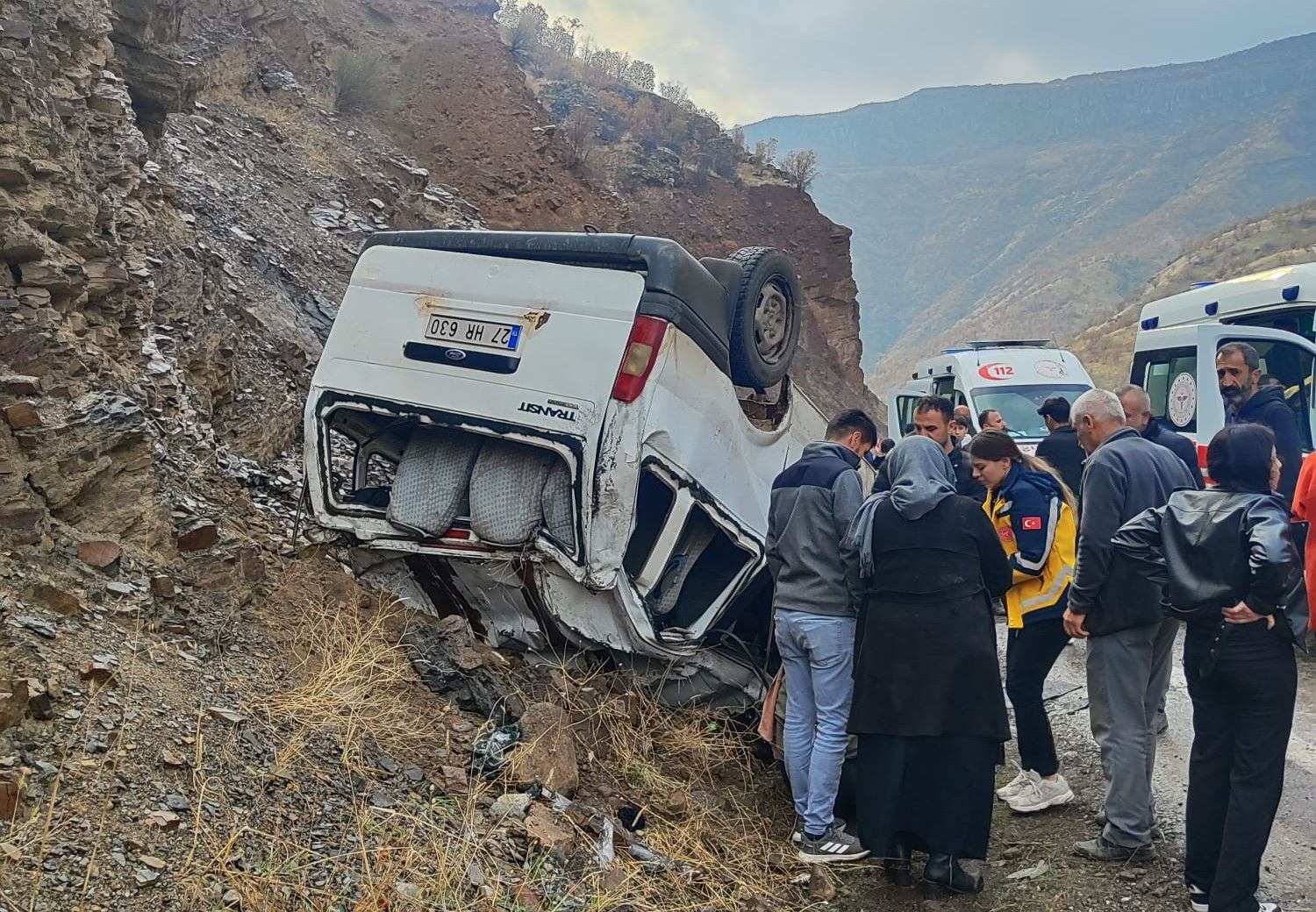 Hakkari'de minibüs takla attı: 11 yaralı