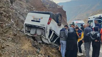Hakkari'de minibüs takla attı: 11 yaralı