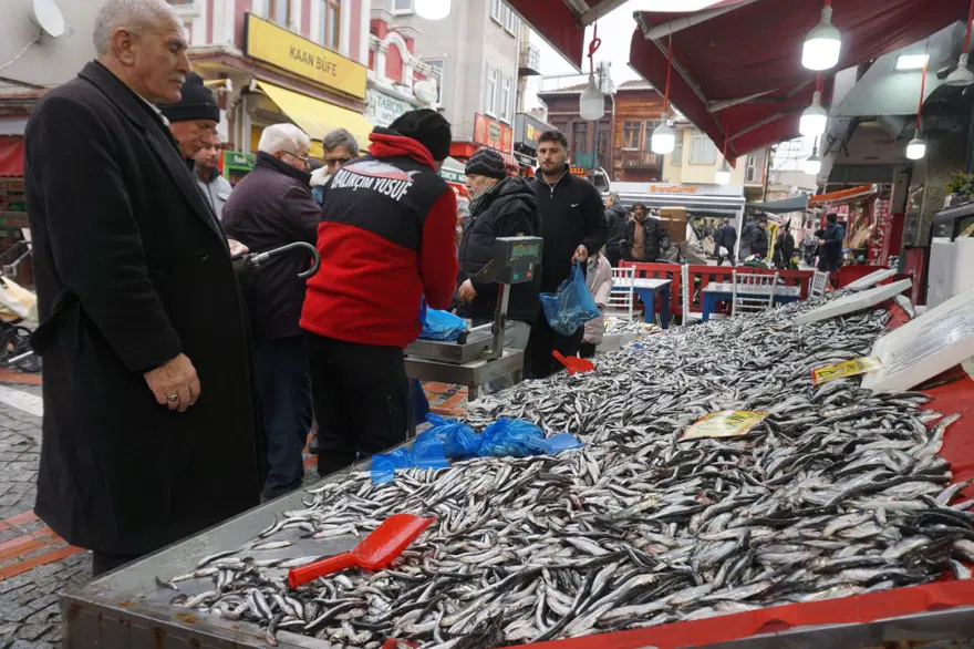 Kilosu 100 liraya düşünce kısa sürede tükendi: Kasa kasa satıldı 4