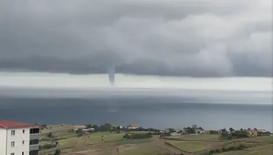 Karadeniz’de önce hortum oluştu, ardından şiddetli sağanak başladı