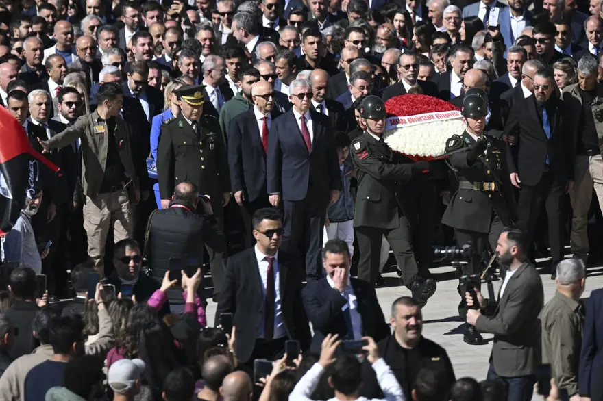 Mansur Yavaş ve Ankara'nın yeni belediye başkanları Anıtkabir'de Mansur Yavaş ve Ankara'nın yeni belediye başkanları Anıtkabir'de