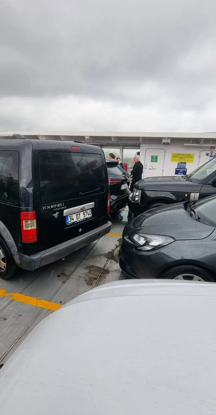 Arabalı vapurda korku dolu anlar: Dalgalar araçların camlarını kırdı 3 Arabalı vapurda korku dolu anlar: Dalgalar araçların camlarını kırdı 3