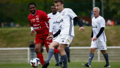 Macron futbol efsaneleriyle yardım maçı için sahada