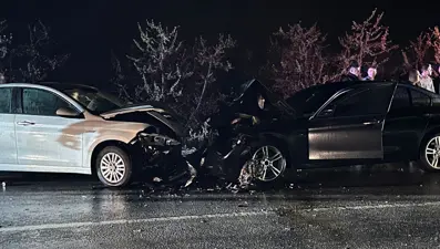 Bursa’da iki otomobil kafa kafaya çarpıştı: Biri ağır, beş yaralı