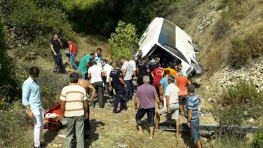 Antalya'da tur midibüsü şarampole devrildi: 5 ölü