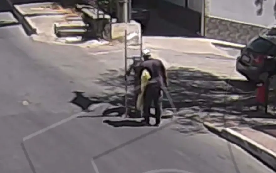 İlçeyi saatlerceinternetsiz bıraktılar: 3 kablo hırsızı 460 saatlik görüntü incelenerekyakalandı 1 İlçeyi saatlerceinternetsiz bıraktılar: 3 kablo hırsızı 460 saatlik görüntü incelenerekyakalandı 1