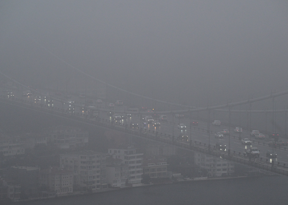 İstanbul'da göz gözü görmüyor. Boğaz ve köprüler yok oldu