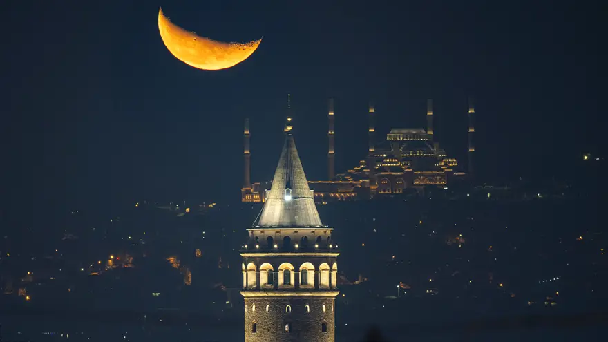 İstanbul'da hilal büyüledi 3
