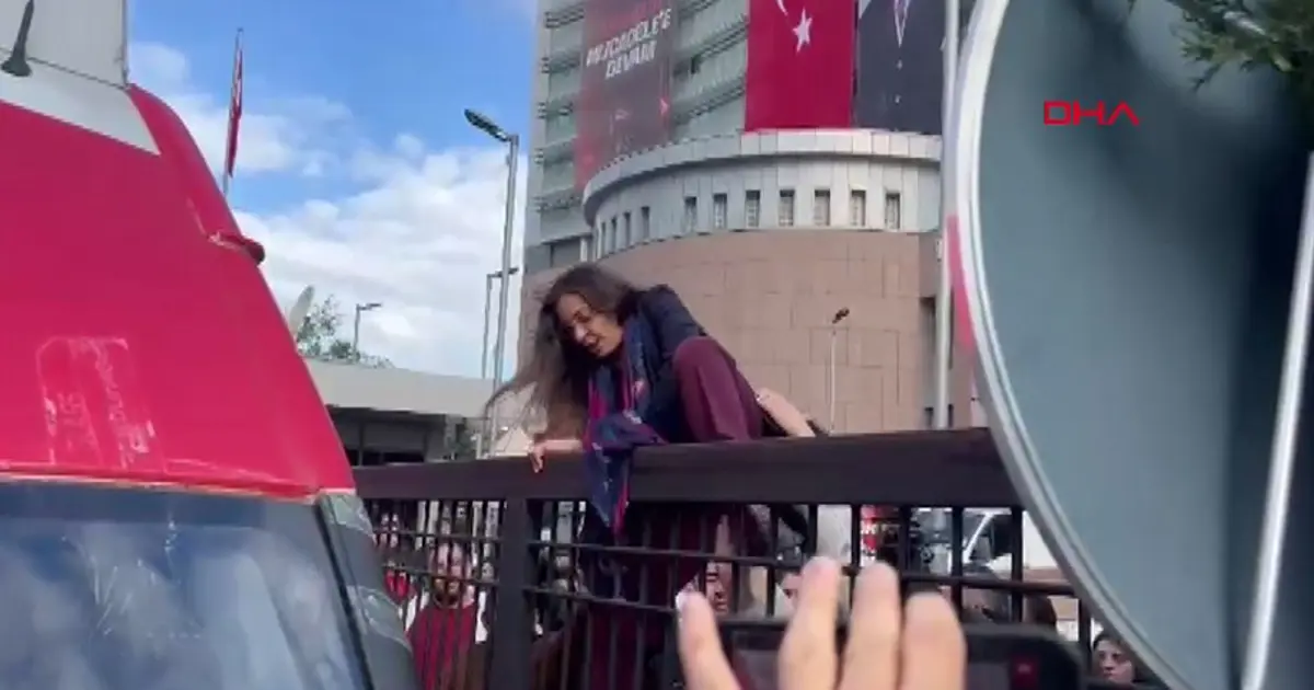 CHP Genel Merkezinde tahliye gerginliği: Milletvekili Genel Merkez'e korkuluklardan atlayarak girdi