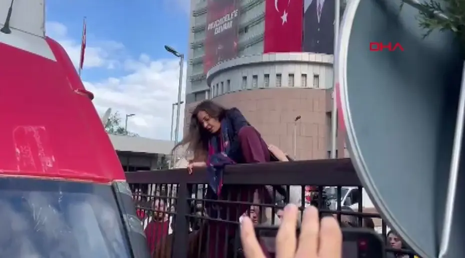 CHP Genel Merkezinde tahliye gerginliği: Milletvekili Genel Merkez'e korkuluklardan atlayarak girdi