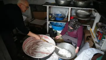 Tek başına değil, iki kişi yapılıyor. Ağızları tatlandıran lezzetin sırrı 3 saatte gizli