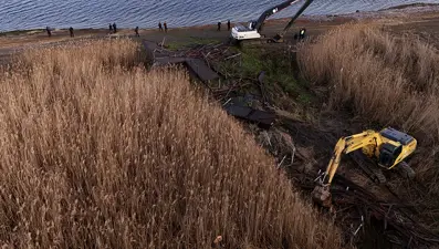 Sapanca Gölü kıyısındaki kaçak yapılar yıkıldı