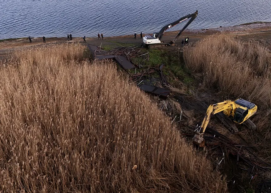 Sapanca Gölü kıyısındaki kaçak yapılar yıkıldı 