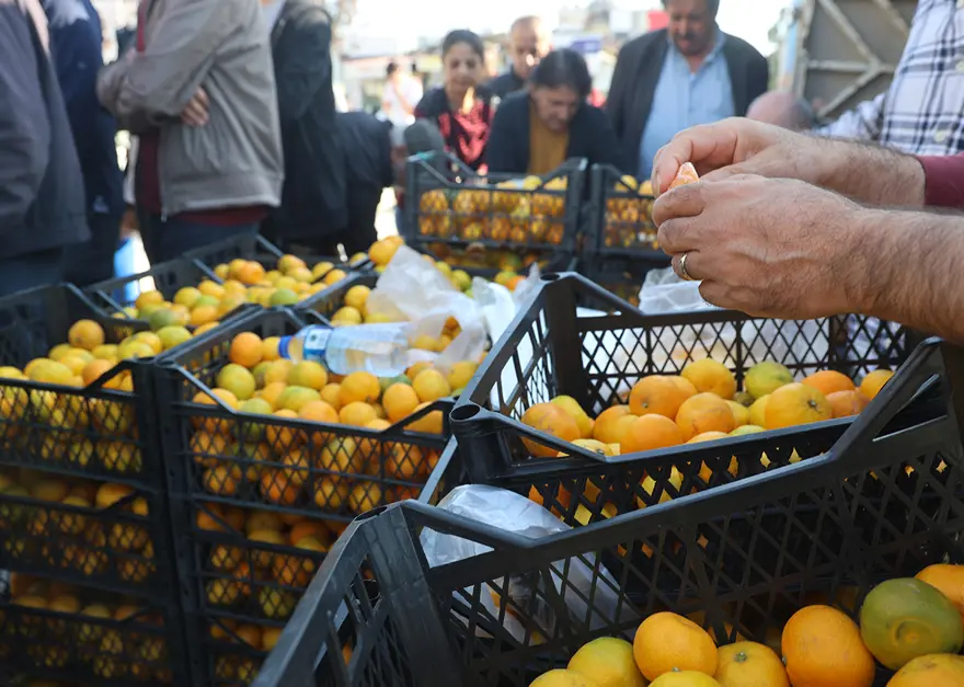 Fiyatı 2 liraya düştü, tonlarca ürün ücretsiz dağıtıldı 1