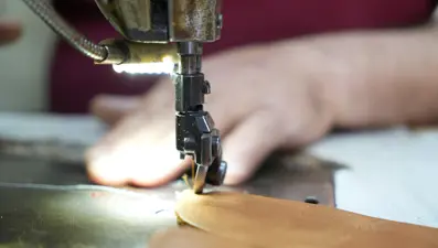 Tek başına üretiyor. 12 metrekarelik atölyesinden dünyaya açıldı