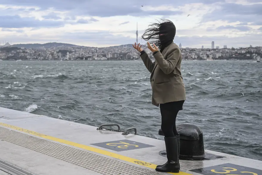 İstanbul'da lodos kabusu. Ağaçlar ve tekneler devrildi, dev dalgalar sahilleri dövdü 5