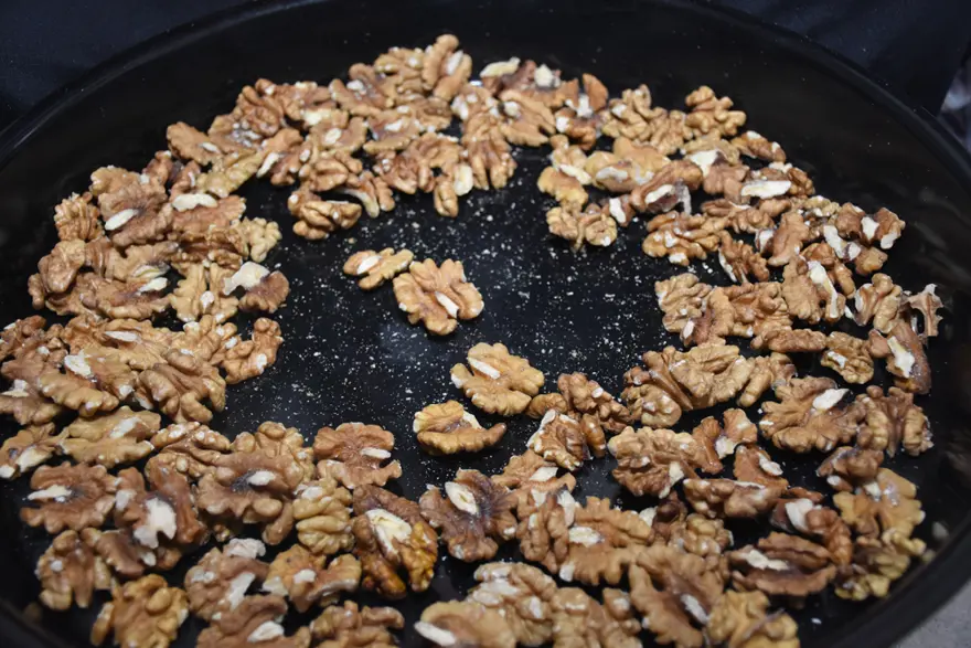 Tek tekbaşına ipe dizerek para kazanıyorlar. 20 yıllar evvel başladı, koli başına ücreti var 2