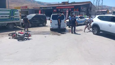 Muş’ta motosiklet ile hafif ticari araç çarpıştı: 2 yaralı