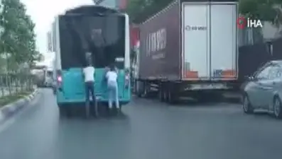 Sultanbeyli’de patenli gençlerin tehlikeli yolculuğu kamerada