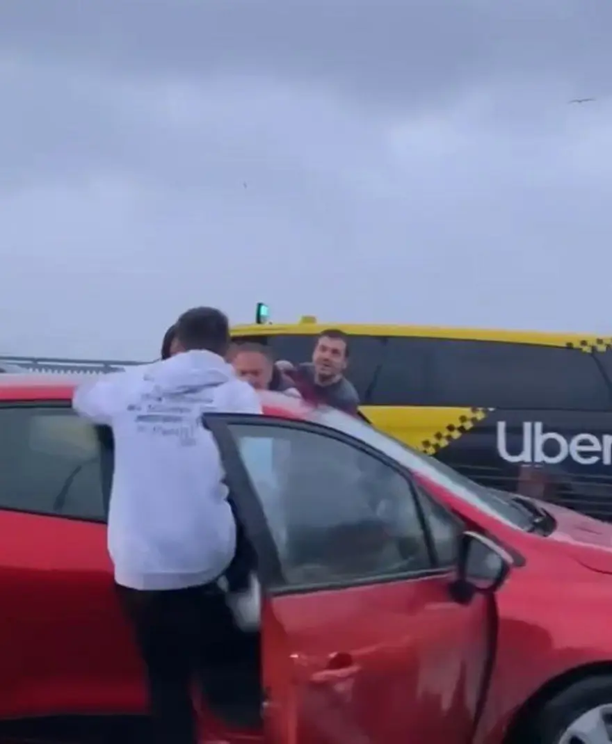 Fatih’te yol vermekavgası: Otomobili tekmelediler 2 Fatih’te yol vermekavgası: Otomobili tekmelediler 2