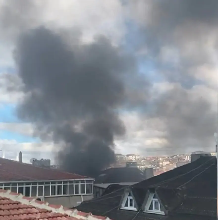 Yanan motosikletten alevler binaya sıçradı 5