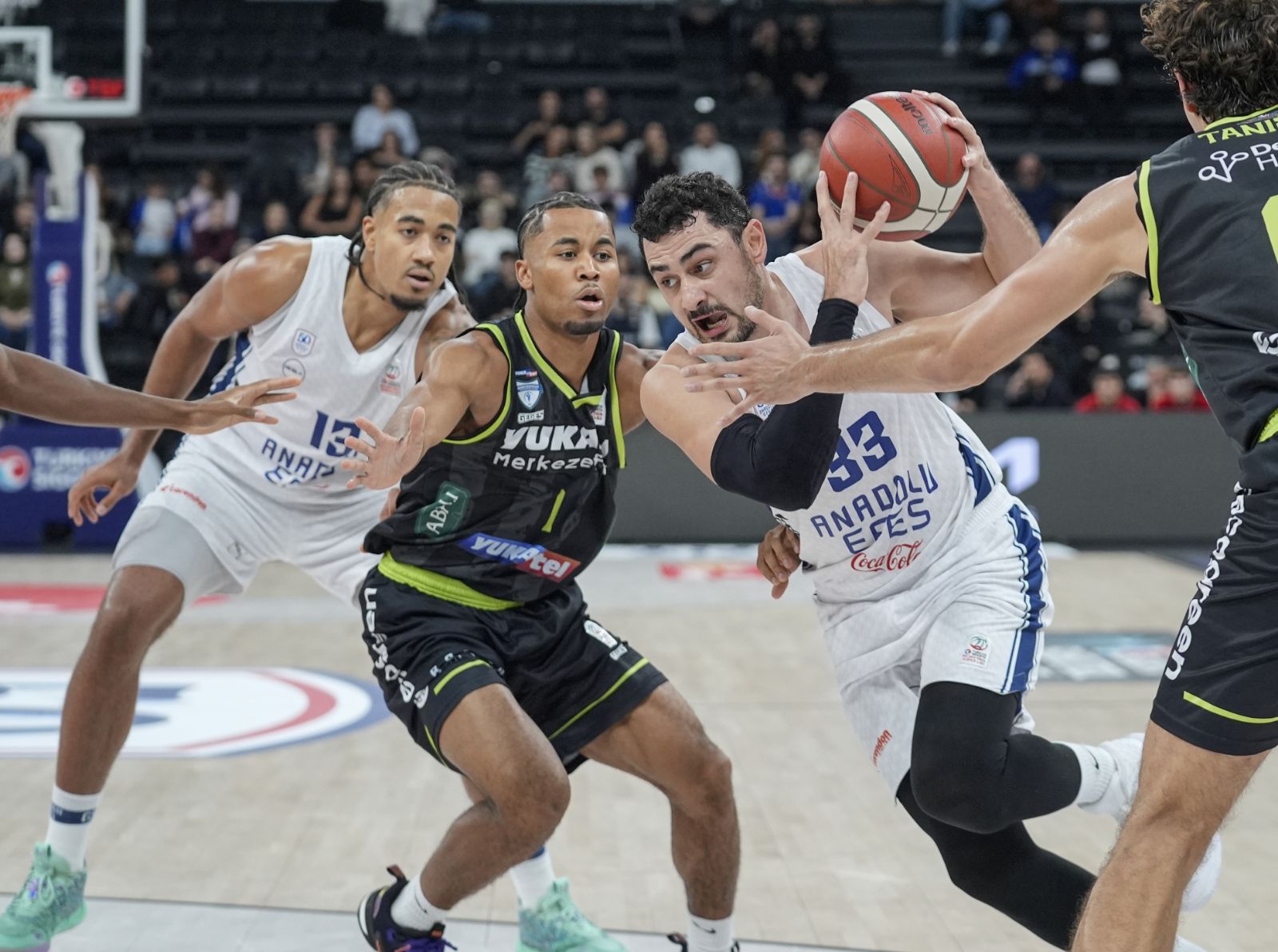 Anadolu Efes, Baskonia'ya konuk olacak