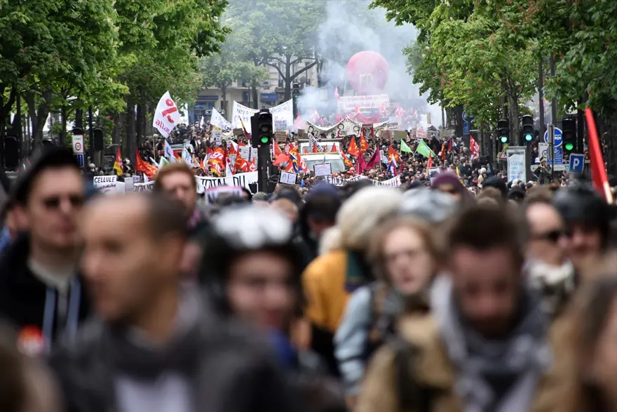 Fransa'daki çalışma yasası protesto edildi 12