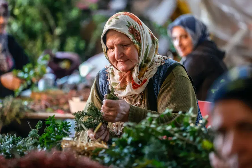 Antalyalı kadınlar Avrupa'ya Noel çelengi üretiyor 19