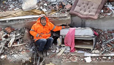 6 Şubat’ın en acı fotoğraflarından biri: “2 sene oldu, ateş hiç sönmüyor”