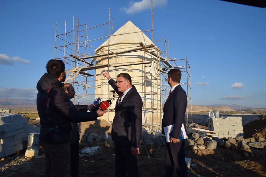 Depremde kısmen yıkılan 600 yıllık Yusuf Kümbeti restorasyonunda sona gelindi 6