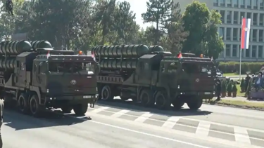 Çin füzeleri Avrupa'da: Geçit töreni şaşkınlık yarattı