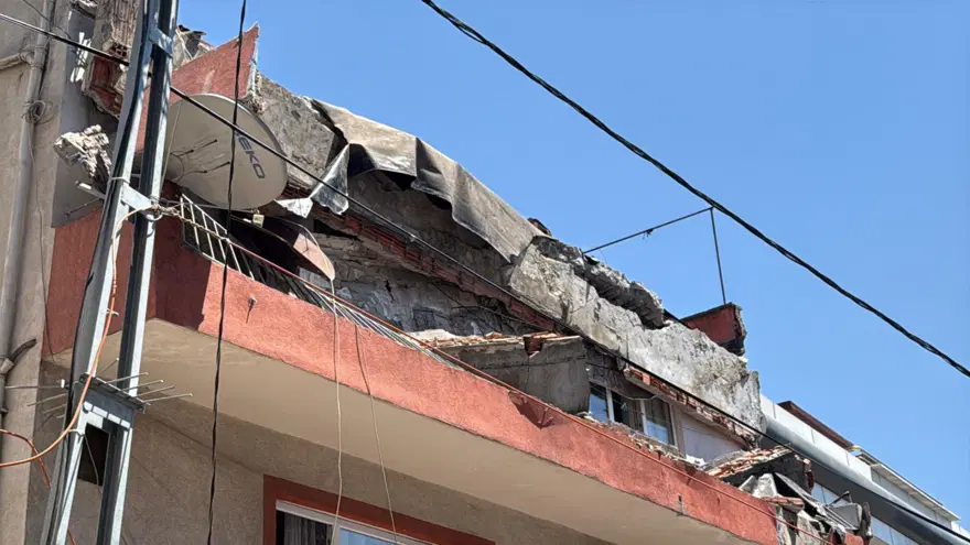 Kağıthane'de üç katlı binanın balkonu çöktü 4 Kağıthane'de üç katlı binanın balkonu çöktü 4