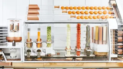 Bu hamburgerler insan eli değmeden hazırlanıyor