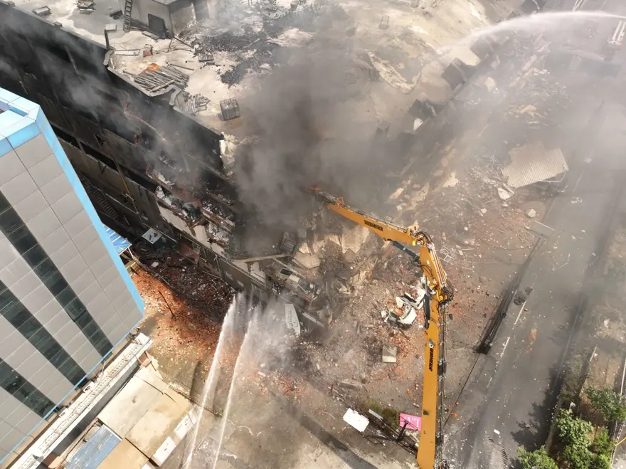 Başakşehir'de fabrikada çıkan yangını söndürme çalışmaları 3. gününde 7