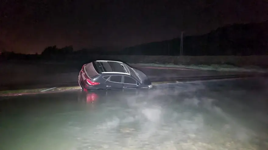 Çaydan karşıdan karşıya geçerken otomobiliyle suya sürüklendi 1