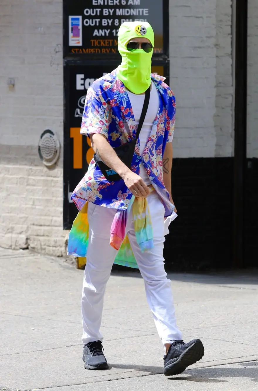 Jared Leto farklı maske tedbiriyle bile tanındı 1